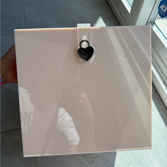 BRAND NEW: Acrylic card box with heart lock and keys - Picture 9 of 9